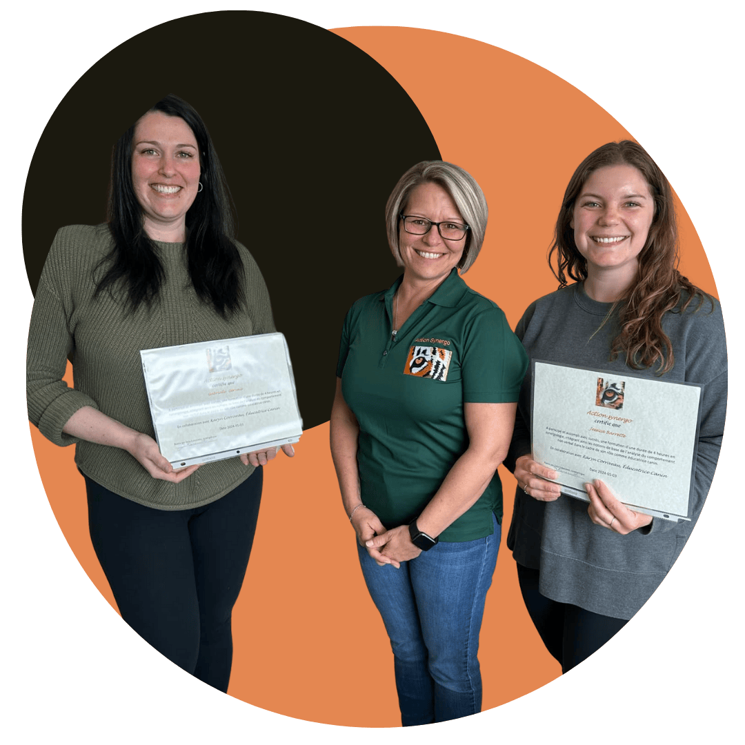 Julie et ses étudiantes dans des bulles de couleurs